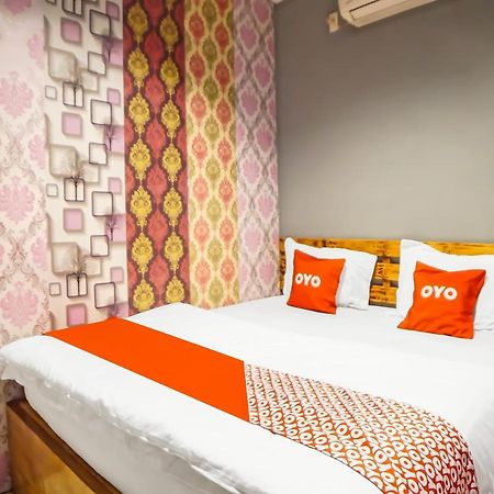 Oyo 990 Stadion Residence Syariah Medan Kültér fotó