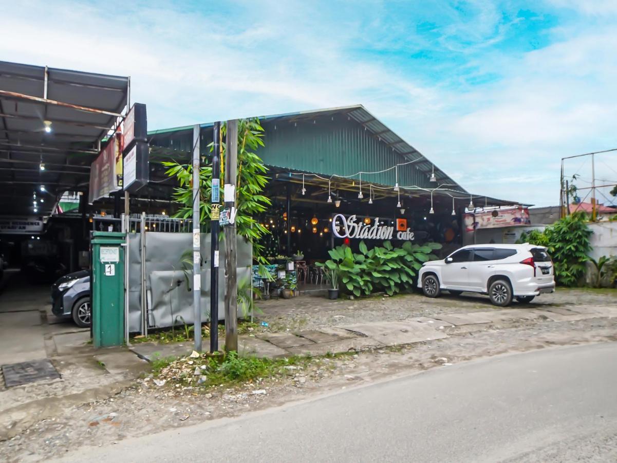 Oyo 990 Stadion Residence Syariah Medan Kültér fotó