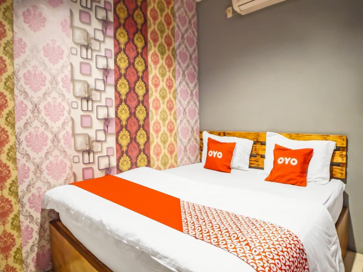 Oyo 990 Stadion Residence Syariah Medan Kültér fotó