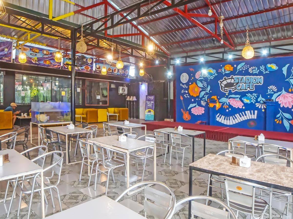 Oyo 990 Stadion Residence Syariah Medan Kültér fotó