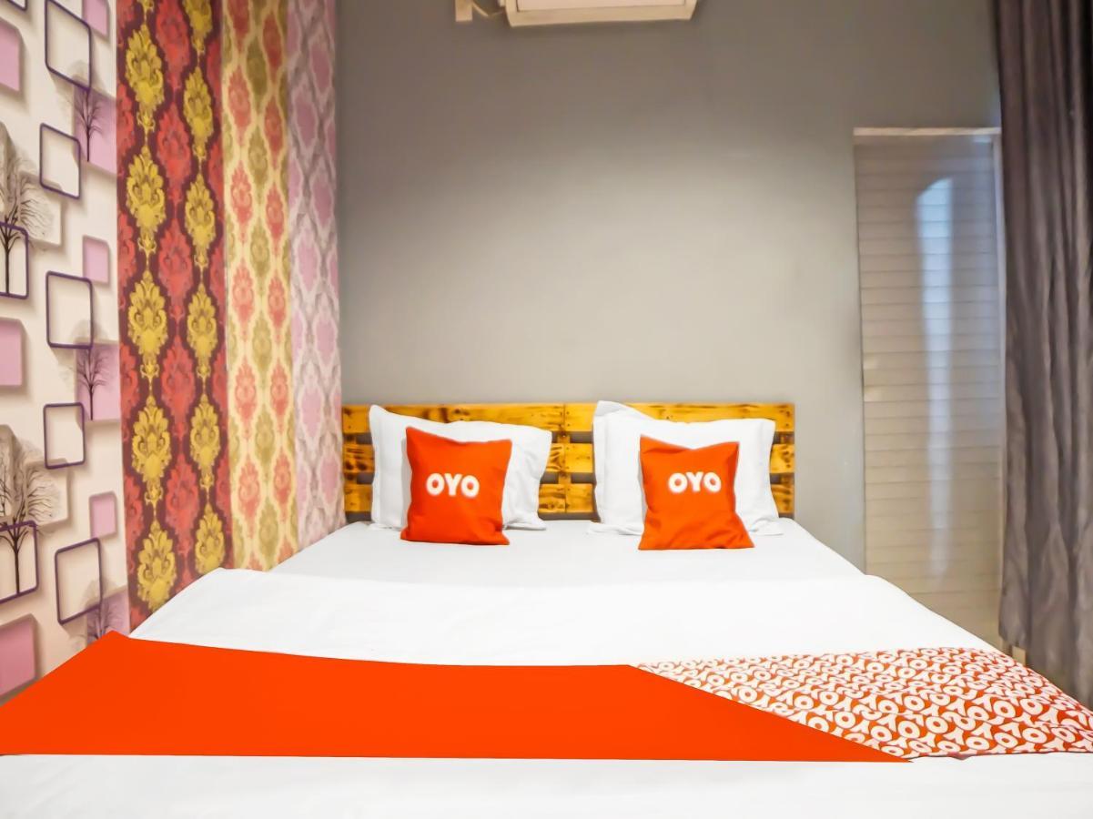 Oyo 990 Stadion Residence Syariah Medan Kültér fotó