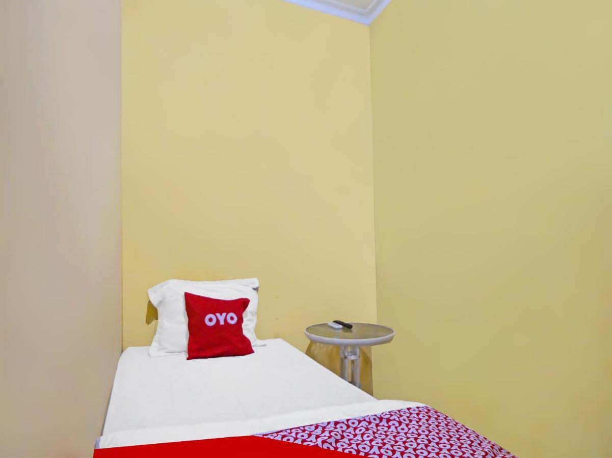 Oyo 990 Stadion Residence Syariah Medan Kültér fotó