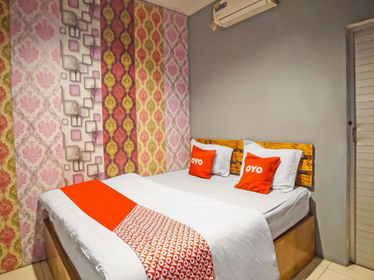 Oyo 990 Stadion Residence Syariah Medan Kültér fotó