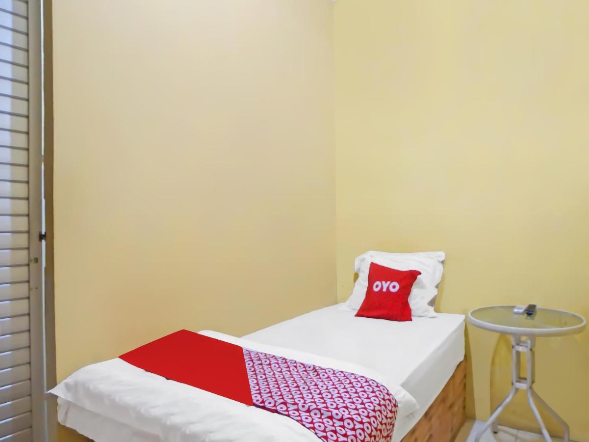Oyo 990 Stadion Residence Syariah Medan Kültér fotó