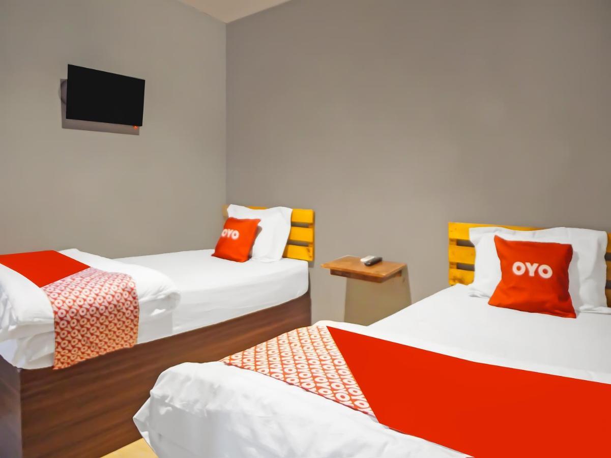 Oyo 990 Stadion Residence Syariah Medan Kültér fotó