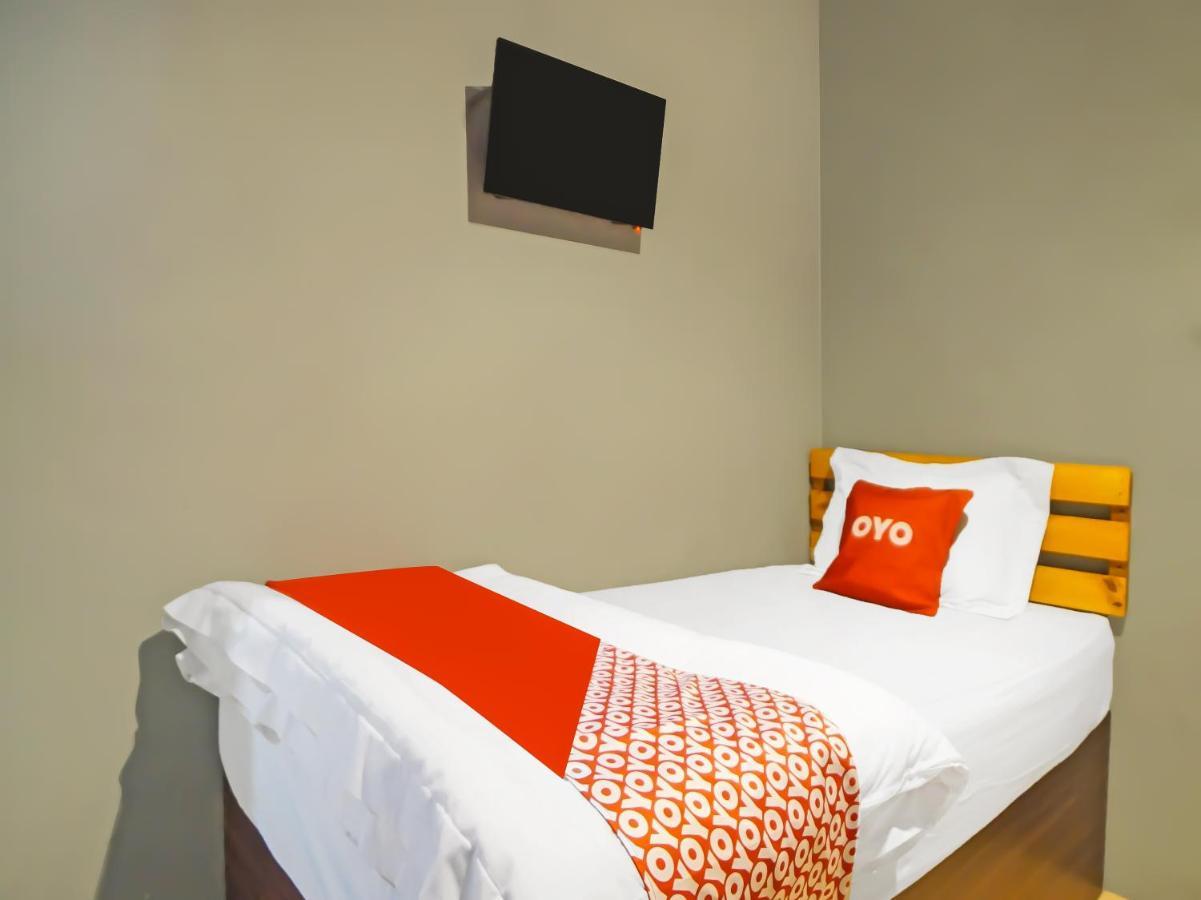 Oyo 990 Stadion Residence Syariah Medan Kültér fotó