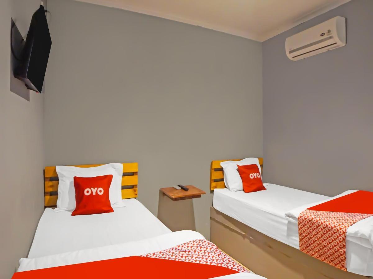Oyo 990 Stadion Residence Syariah Medan Kültér fotó