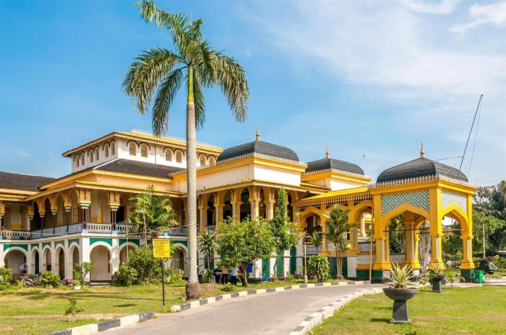 Oyo 990 Stadion Residence Syariah Medan Kültér fotó